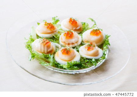 Scallops and turnip carpaccio salad 47445772