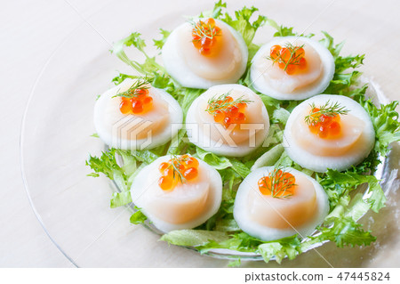 Scallops and turnip carpaccio salad 47445824