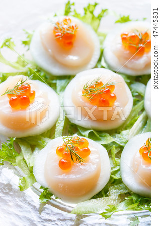 Scallops and turnip carpaccio salad Scallops and turnip carpaccio salad 47445831