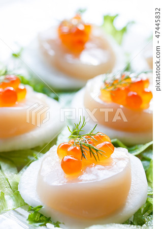 Scallops and turnip carpaccio salad Scallops and turnip carpaccio salad 47445832