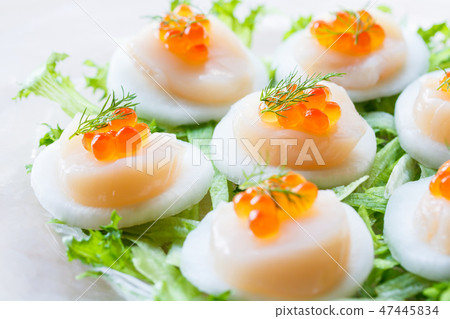 Scallops and turnip carpaccio salad 47445834