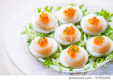 Scallops and turnip carpaccio salad 47445836