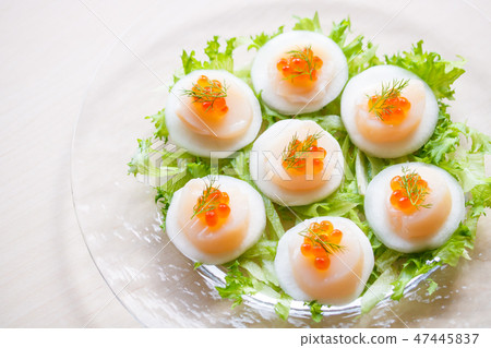 Scallops and turnip carpaccio salad 47445837