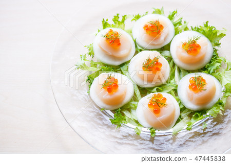 Scallops and turnip carpaccio salad Scallops and turnip carpaccio salad 47445838