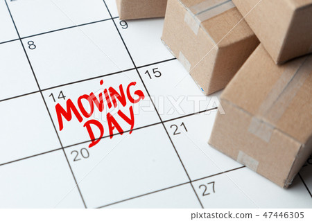 Moving day on the calendar is written in red. Calendar with a note with cardboard boxes. Moving day on the calendar is written in red. Calendar with a note with cardboard boxes. 47446305