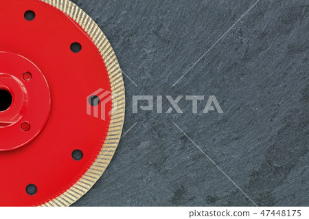 Half of the diamond cutting wheel is red 47448175
