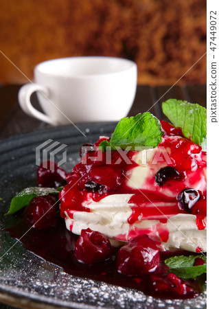 Meringue with cherry and strawberry jam 47449072