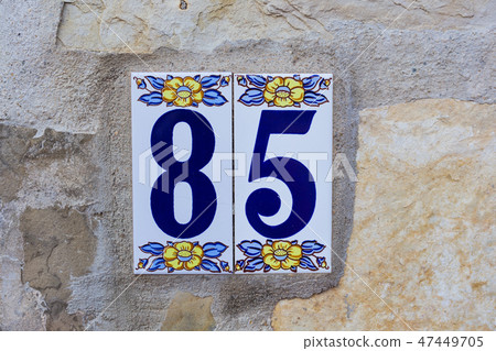 Enamel ceramic house number eighty five close-up Enamel ceramic house number eighty five close-up 47449705