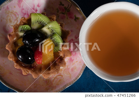 Cake Tartlet with fruit. Strawberry Grapes Kiwi Peach Cake Tartlet with fruit. Strawberry Grapes Kiwi Peach 47451266