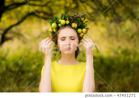 Portrait of young woman with wreath on the head Portrait of young woman with wreath on the head 47451271