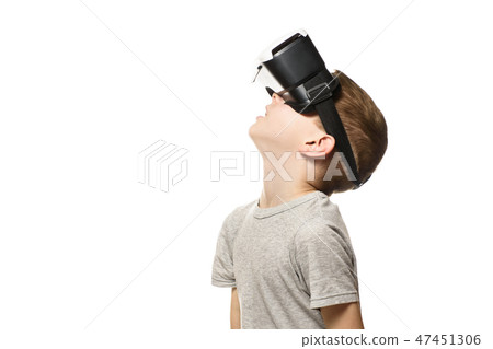 Boy experiencing virtual reality raising his head Boy experiencing virtual reality raising his head 47451306