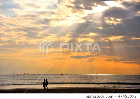 鎌倉Takiza走與海岸的日落視圖的人的剪影 47453072