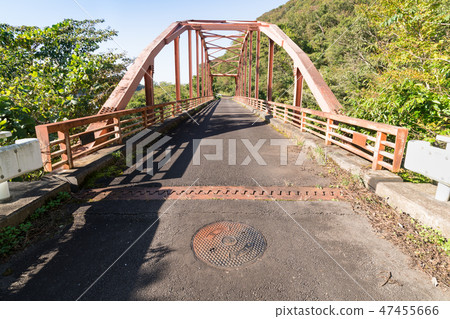The autumnal leaves of the Nankawa Dam in Miyagi Yamato Town and the red Kamakura Bridge 47455666