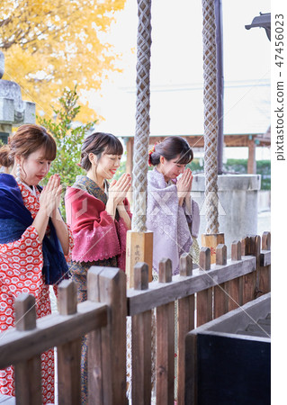 Women wearing kimono 47456023