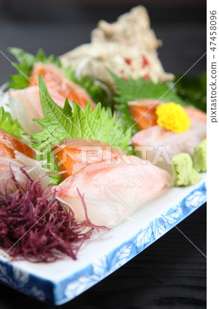 三文魚和鯛魚生魚片 47458096