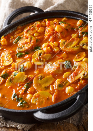 Mushroom curry with spinach and chickpeas 47458953