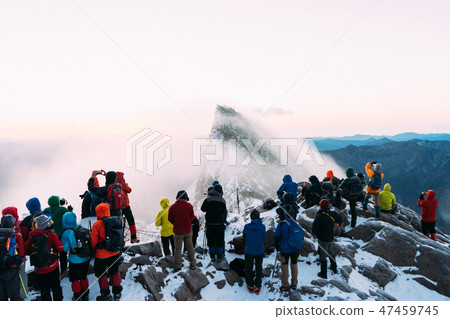 Mountain climbers waiting for Ishizukuyama Kamenko 47459745