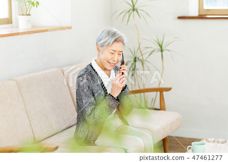 有智能手機的資深婦女 47461277