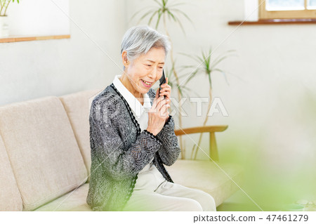 有智能手機的資深婦女 47461279