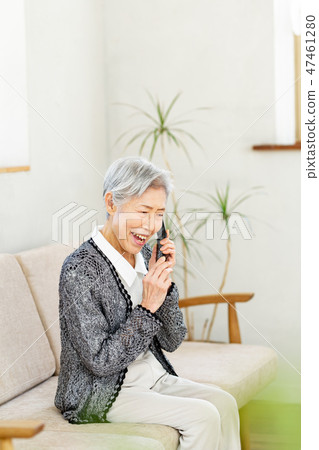 有智能手機的資深婦女 47461280