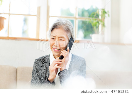 有智能手機的資深婦女 47461281
