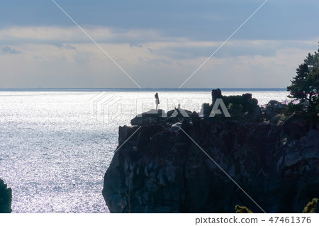 Silhouette on the Cliff Silhouette on the Cliff 47461376