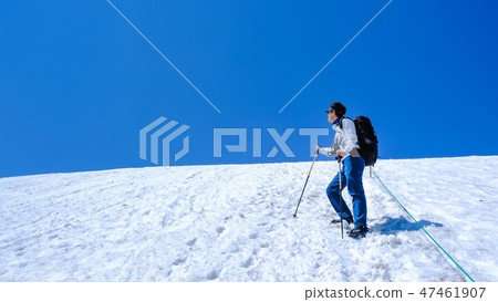 Mountain climbing Mt. Tanigawa in spring (stand on the ridgeline of snow) 47461907