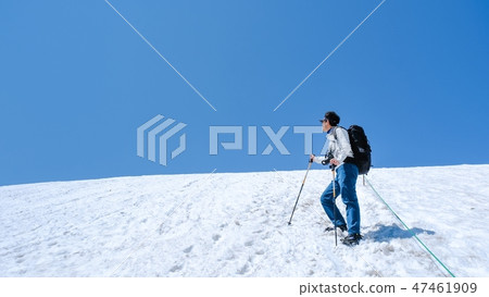 Mountain climbing Mt. Tanigawa in spring (stand on the ridgeline of snow) 47461909