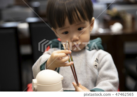 Children holding chopsticks 47462565