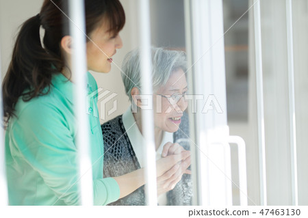 看的資深婦女和照料者 看的資深婦女和照料者 47463130