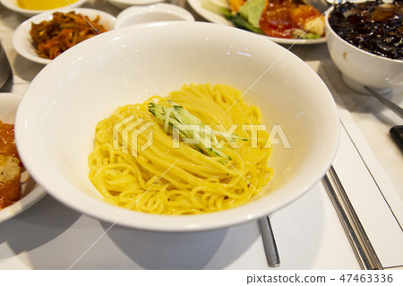 肝醬在一個白色的碗裡 47463336