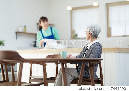 Housekeeping women and senior women 47463690