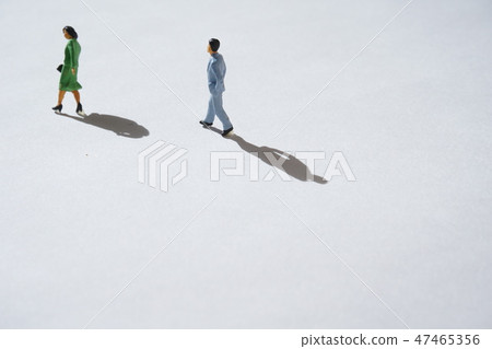 A man who follows a woman (As seen from the side) 47465356