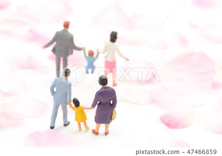 Parents and cherry blossoms 47466859