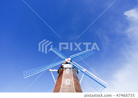 冬天的天空和風車 47468735