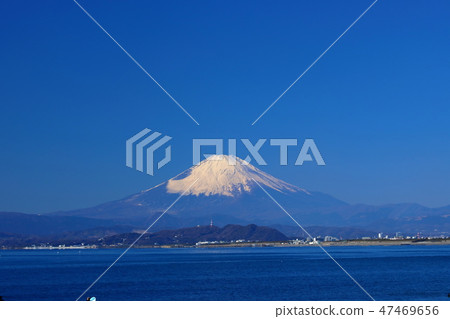 富士山和Katase海岸的衝浪者 47469656