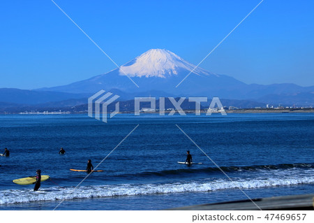 富士山和Katase海岸的衝浪者 47469657