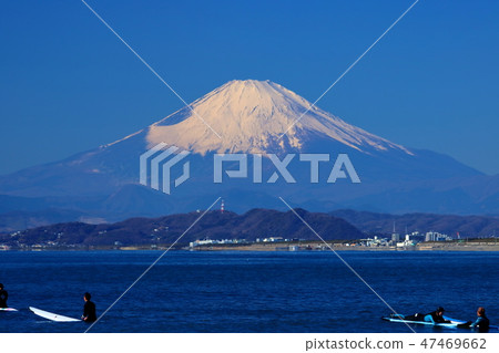 富士山和Katase海岸的衝浪者 富士山和Katase海岸的衝浪者 47469662