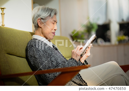 看圖片立場的資深婦女 看圖片立場的資深婦女 47470850