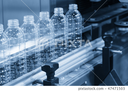 The plastic bottles on the conveyor belt . The plastic bottles on the conveyor belt . 47471503
