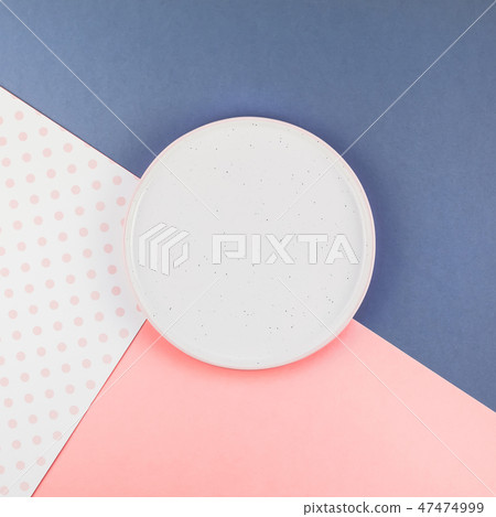 Empty plate mockup with green tropical leaves 47474999