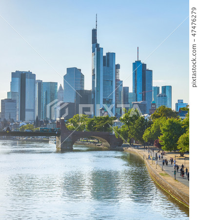 Evening sunlight and Frankfurt skyline 47476279