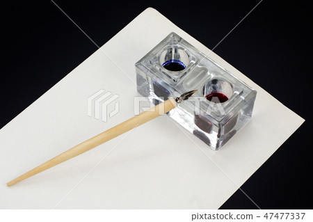 Old fountain pen and inkwell 47477337