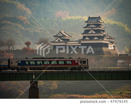 小津城堡和鐵路在Mukawa河 47479145