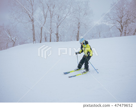 Children skiing 47479652