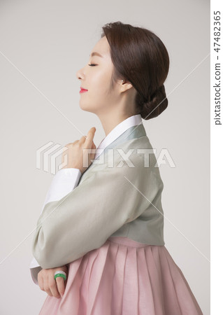 Korean beauty concept photo. Young beautiful woman wearing Hanbok, Korean traditional dress. 194 47482365