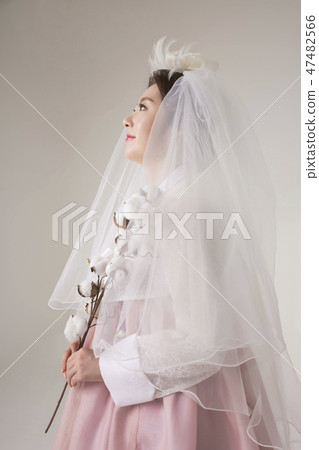 Korean beauty concept photo. Young beautiful woman wearing Hanbok, Korean traditional dress. 008 Korean beauty concept photo. Young beautiful woman wearing Hanbok, Korean traditional dress. 008 47482566