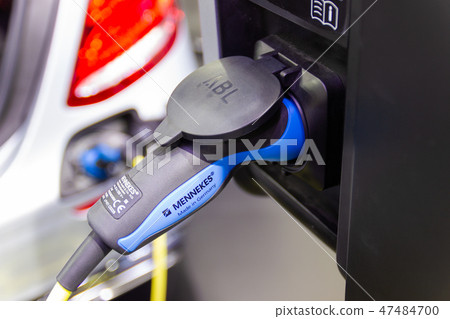 the charging the battery for the Mercedes-Benz Car 47484700