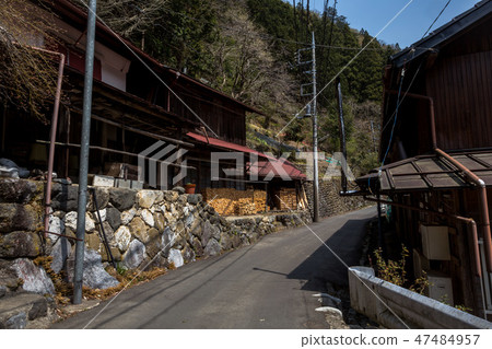 Travelers who go back and forth in the past · Spring Okutama prefecture road 47484957