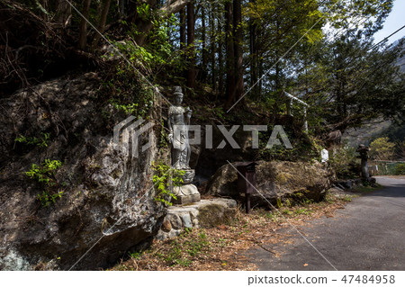 Travelers who go back and forth in the past · Spring Okutama prefecture road Travelers who go back and forth in the past · Spring Okutama prefecture road 47484958